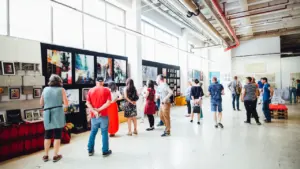 Besucher betrachten moderne Kunstwerke in einer hellen Ausstellung im Landesmuseum Hannover.