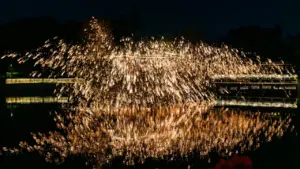 Spektakuläres Feuerwerk reflektiert sich in der nächtlichen Wasseroberfläche der Herrenhäuser Gärten.