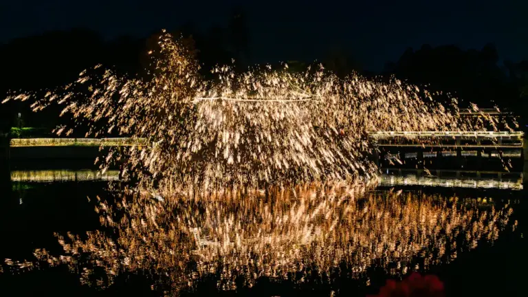 Spektakuläres Feuerwerk reflektiert sich in der nächtlichen Wasseroberfläche der Herrenhäuser Gärten.