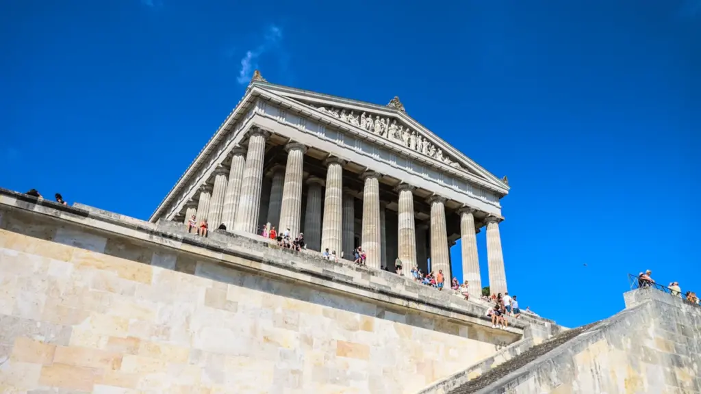 Die Walhalla bei Regensburg unter blauem Himmel als Symbol für historische deutsche Bauwerke.