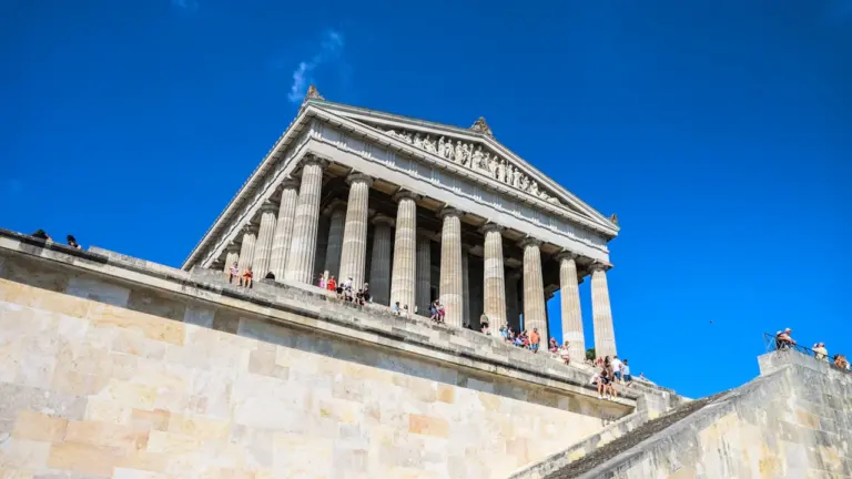 Die Walhalla bei Regensburg unter blauem Himmel als Symbol für historische deutsche Bauwerke.