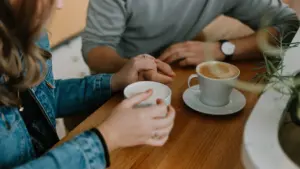 Zwei Tassen Kaffee auf einem Holztisch, die eine gemütliche, persönliche Atmosphäre ausstrahlen.